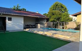 Com piscina. Casa para família.